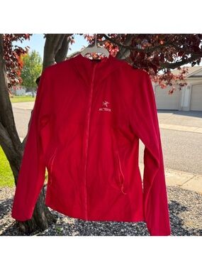 Arc'teryx Women's Hot Pink Hooded atom jacket